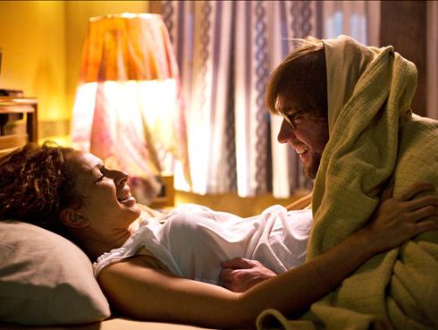 John Krasinski & Maya Rudolph enjoy a little bed time - Away We Go