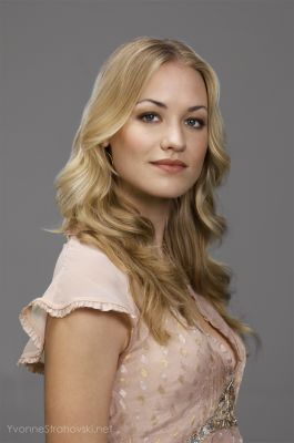 Yvonne Strahovski in light peach chiffon
