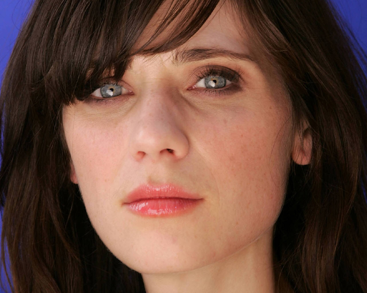 Zooey Deschanel - headshot wallpaper - her frekles show through a little bit